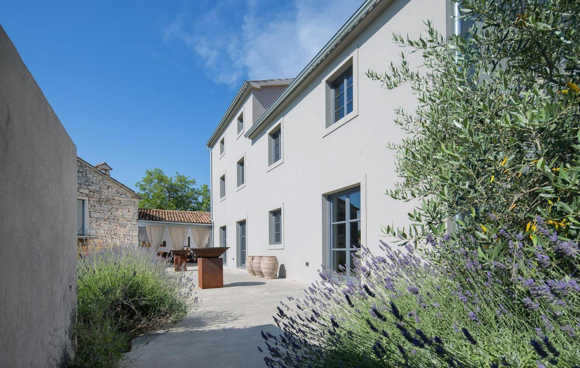 Cozy Home In Tinjan With Outdoor Swimming Pool Kültér fotó